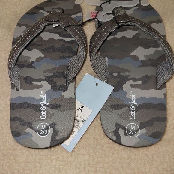 Cat @ jack flip flops. - Picture 2 of 4